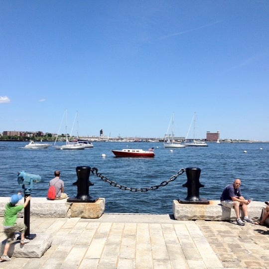 6/24/2012 tarihinde Greg L.ziyaretçi tarafından Boston Sailing Center'de çekilen fotoğraf
