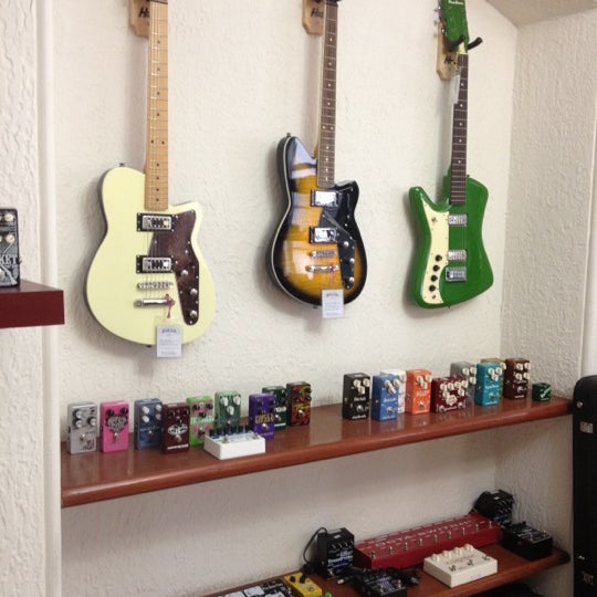 8/30/2012にAlan i.がGuitar Gear DFで撮った写真