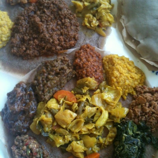 Foto tirada no(a) Aster&#39;s Ethiopian Restaurant por Kristen L. em 5/9/2012