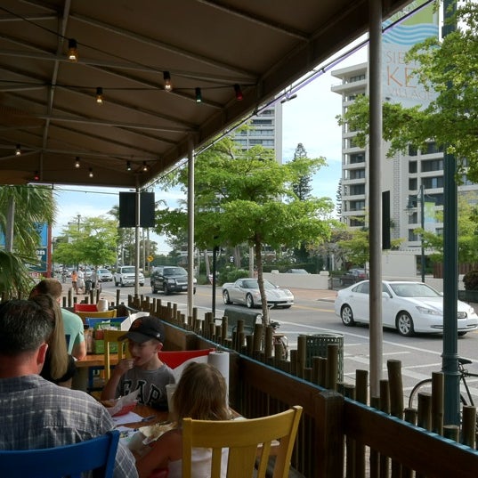 Foto scattata a Gilligan&#39;s Island Bar and Grill da John C. il 4/5/2012