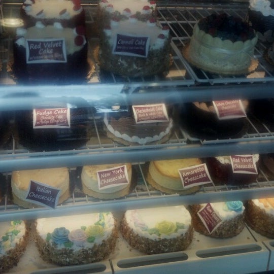 Foto diambil di Bovella’s Pastry Shoppe oleh Thomas L. pada 9/8/2012