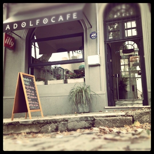 3/12/2012 tarihinde Paco H.ziyaretçi tarafından Adolfo Café'de çekilen fotoğraf