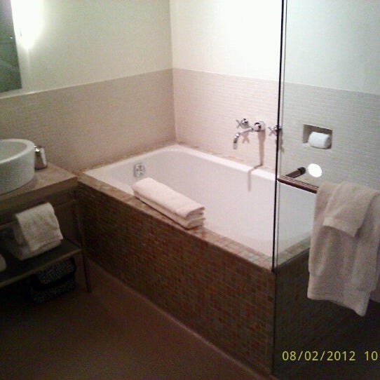 รูปภาพถ่ายที่ Chambers Hotel โดย CM B. เมื่อ 8/2/2012