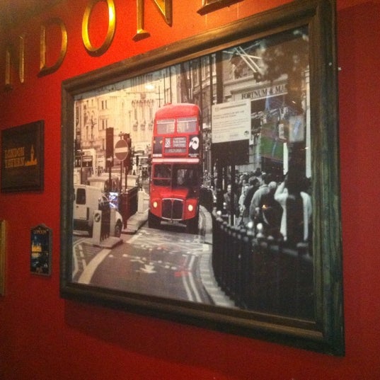 Foto diambil di Londoner Pub &amp; Grill oleh James B. pada 4/23/2012