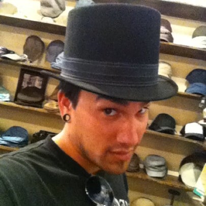 รูปภาพถ่ายที่ Goorin Bros. Hat Shop โดย Adam T. เมื่อ 8/2/2012