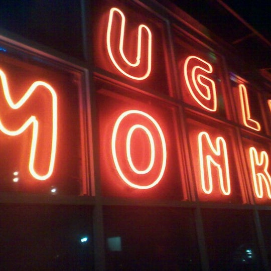 Foto tomada en The Ugly Monkey Party Bar  por James D. el 6/26/2012