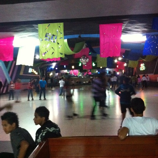 รูปภาพถ่ายที่ Salón de Patines Music โดย Mario Alberto P. เมื่อ 2/18/2012