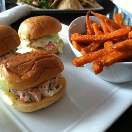 Photo taken at 5 Napkin Burger by Jenn McGowan R. on 8/3/2012