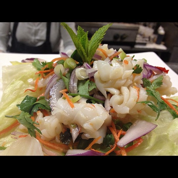 Photo prise au Aura Thai par Long Beach Restaurant I. le6/21/2012