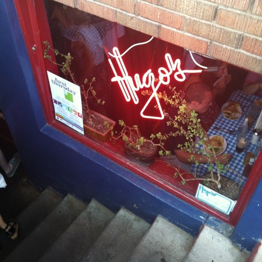Foto tirada no(a) Hugo&#39;s Restaurant por Jeffrey R. em 5/5/2012