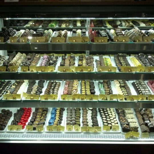 Foto diambil di Beacon Hill Chocolates oleh Justin B. pada 5/27/2012