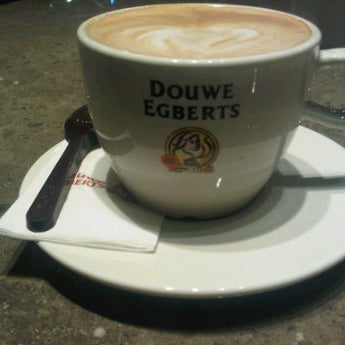 Foto tomada en Douwe Egberts Coffee &amp; Restaurant  por Mervan A. el 3/13/2012