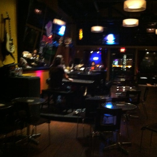 Foto tomada en Ziing&#39;s Bistro &amp; Bar  por Tyler S. el 8/11/2012