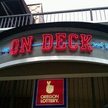 Foto tomada en On Deck Sports Bar &amp; Grill  por Alan A. el 2/19/2012