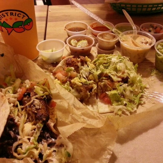 9/4/2012 tarihinde Robin L.ziyaretçi tarafından District Taco'de çekilen fotoğraf