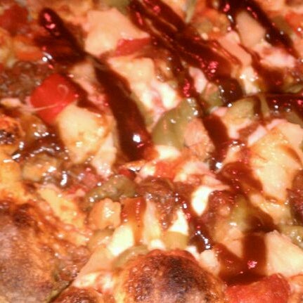 Foto diambil di The Rock Wood Fired Pizza oleh Stephanie K. pada 4/20/2012