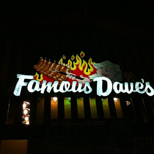 รูปภาพถ่ายที่ Famous Dave&#39;s โดย @24K เมื่อ 5/11/2012