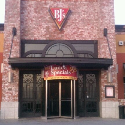 Снимок сделан в BJ&#39;s Restaurant &amp; Brewhouse пользователем chris t. 3/9/2012