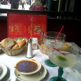 5/22/2012 tarihinde Zoe D.ziyaretçi tarafından Cafe Espanol'de çekilen fotoğraf