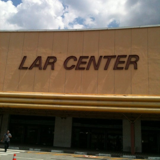Foto tirada no(a) Shopping Lar Center por Carlos F. em 2/3/2012