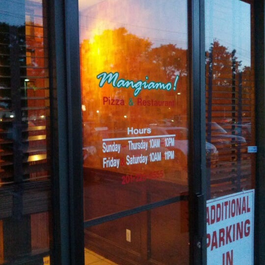 Das Foto wurde bei Mangiamo Pizza - Restaurant - Catering von Andrew H. am 8/14/2012 aufgenommen