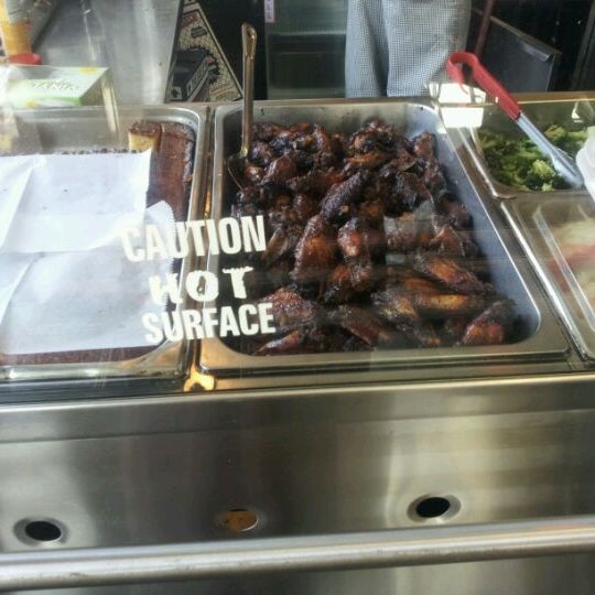 3/10/2012 tarihinde Shamika G.ziyaretçi tarafından Doug E&#39;s Chicken &amp; Waffles'de çekilen fotoğraf