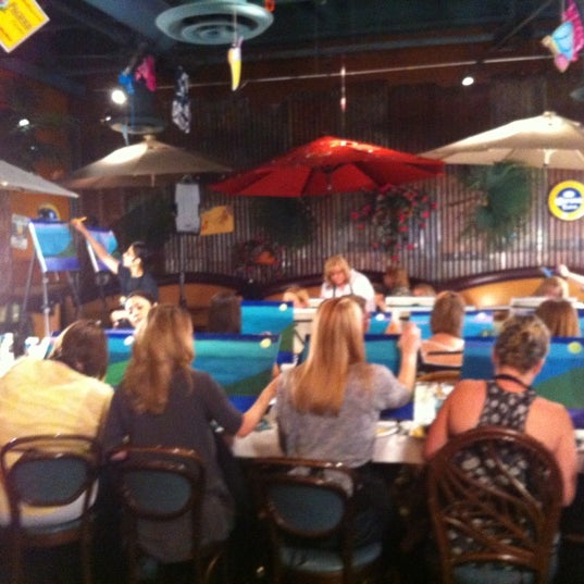 Снимок сделан в Coconuts Beach Bar and Mexican Grill пользователем Wineandcanvas L. 5/1/2012
