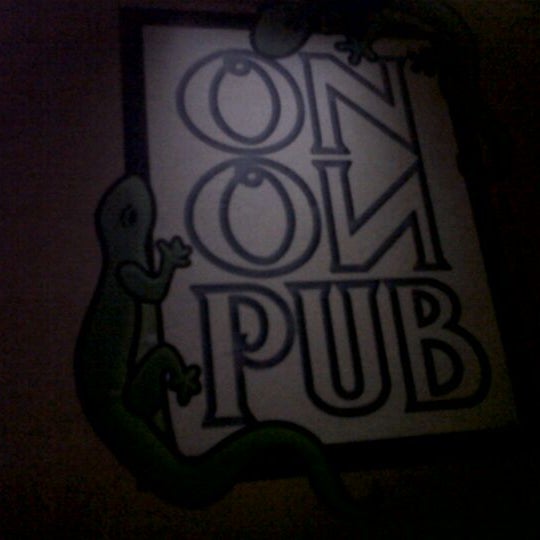 Foto tirada no(a) On On Pub por Nenny D. em 6/6/2012