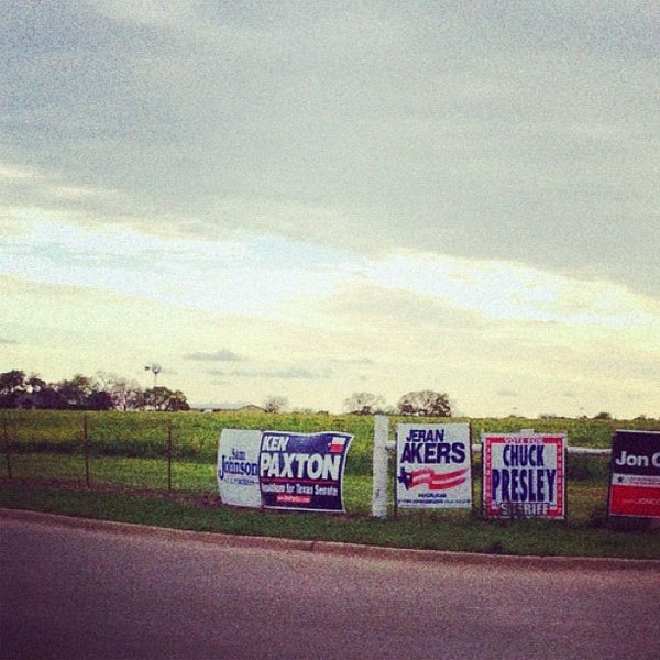 รูปภาพถ่ายที่ Plano, TX โดย Victoria H. เมื่อ 3/22/2012