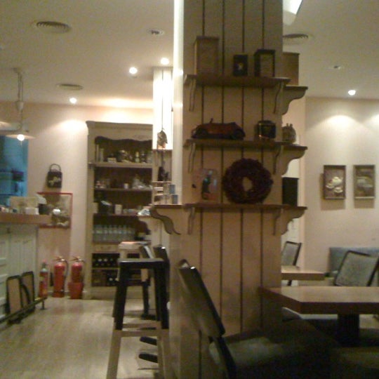 Foto diambil di Biscotto Cafe oleh Sandy P. pada 2/15/2012