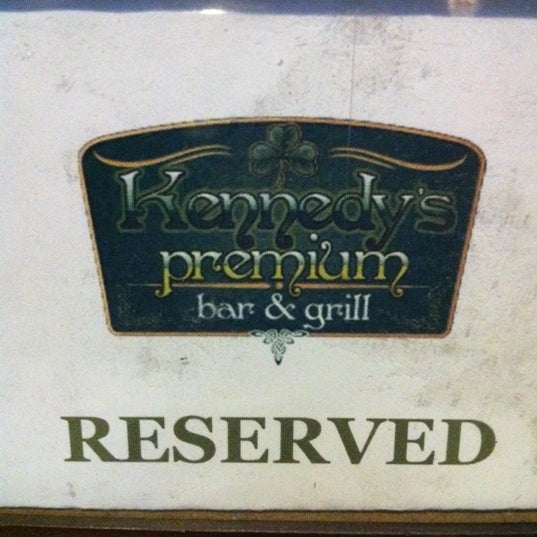 Photo prise au Kennedy&#39;s Premium Bar &amp; Grill par Burger D. le3/8/2012