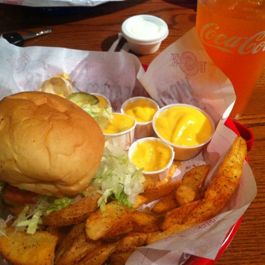 Photo taken at Fuddruckers by Jessica C. on 3/28/2012