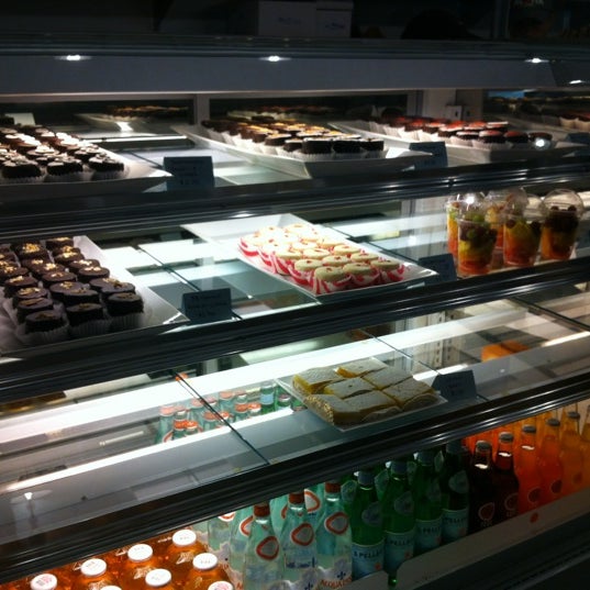 Foto diambil di Semi Sweet Bakery oleh Pamela R. pada 6/9/2012