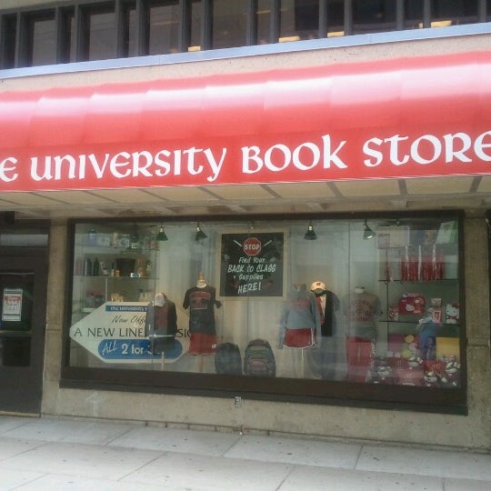 รูปภาพถ่ายที่ The University Book Store โดย Rick S. เมื่อ 7/22/2012