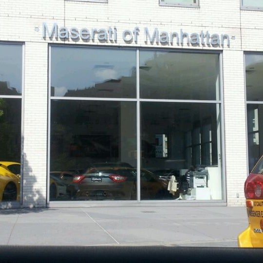 Photo prise au Maserati of Manhattan par Daniella S. le4/10/2012