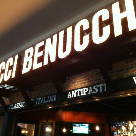 รูปภาพถ่ายที่ Tucci Benucch โดย Jeffrey S. เมื่อ 5/12/2012