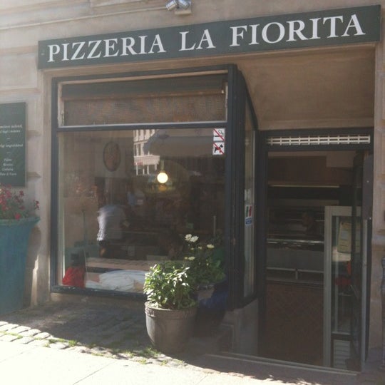 Foto scattata a Pizzeria La Fiorita da Mian M. il 7/8/2012