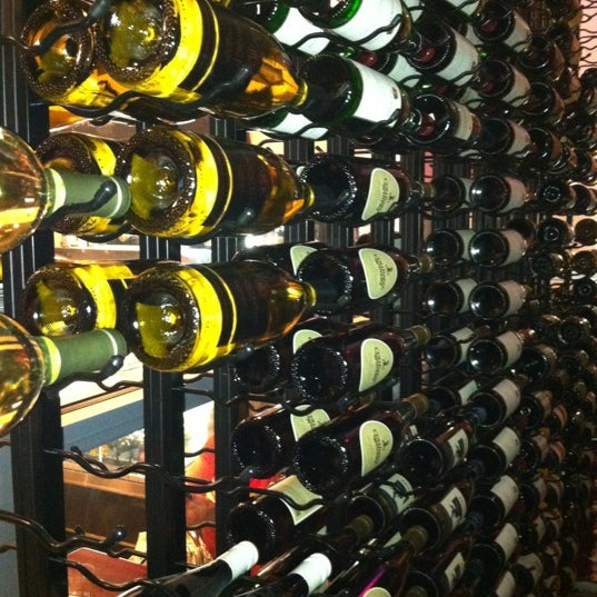 Foto tomada en Crush Wine Bar &amp; Deli  por Ky S. el 8/11/2012