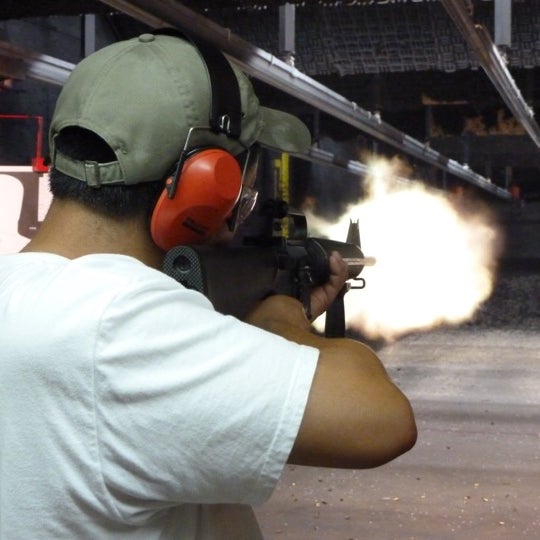 Foto scattata a DFW Gun Range and Training Center da Andrew d. il 4/8/2012