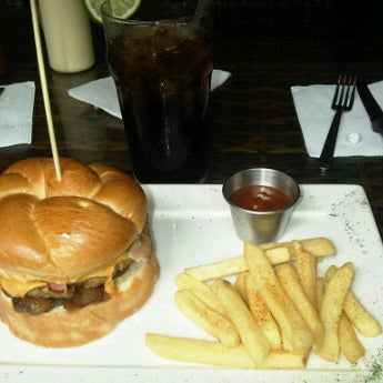 Снимок сделан в Gourmet Burger Company (GBC) пользователем Daniella B. 5/25/2012
