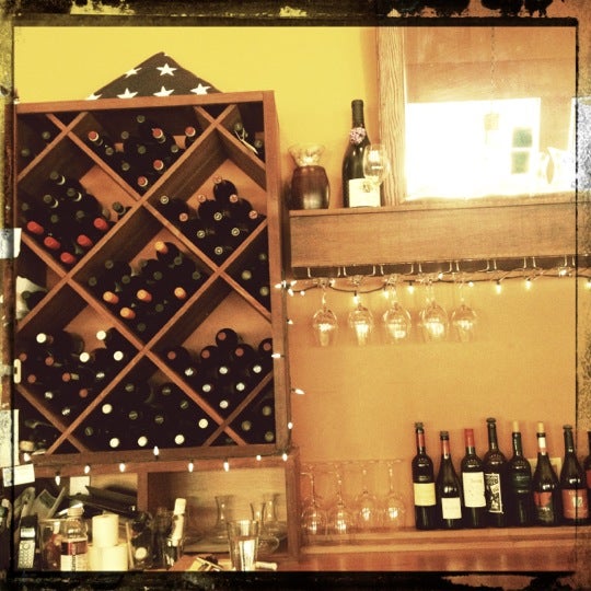 Снимок сделан в Dell&#39;uva Wine Bar &amp; Cafe пользователем Crispin M. 4/28/2012