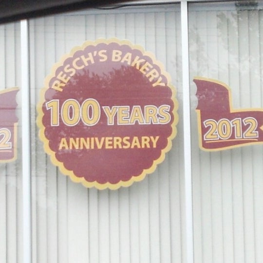 รูปภาพถ่ายที่ Resch&#39;s Bakery โดย Jessi J. เมื่อ 7/19/2012
