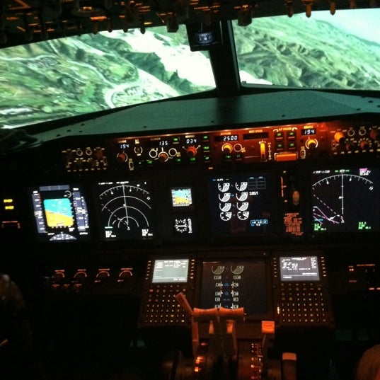 รูปภาพถ่ายที่ Flightdeck Air Combat Center โดย Nikita S. เมื่อ 8/11/2012