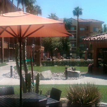 Das Foto wurde bei Courtyard by Marriott Phoenix Camelback von Across Arizona Tours am 5/2/2012 aufgenommen