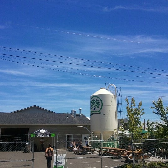 6/16/2012 tarihinde Geoff S.ziyaretçi tarafından Oakshire Brewing'de çekilen fotoğraf