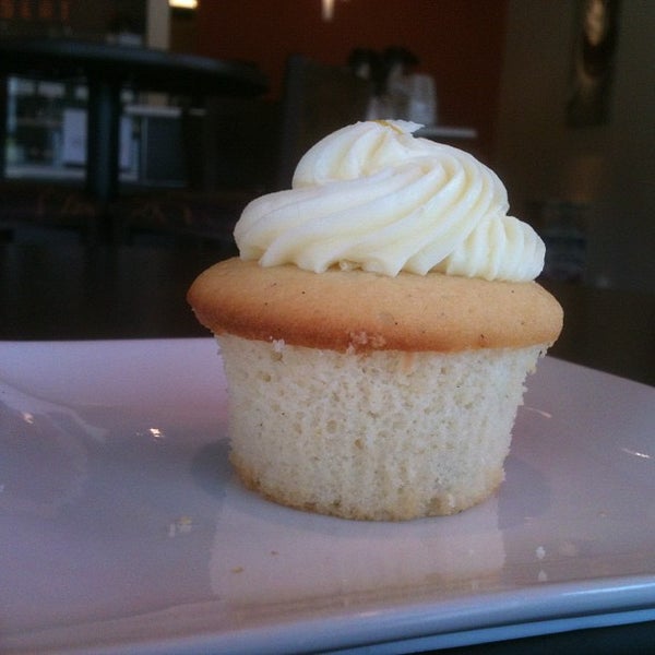 Photo taken at Crème Cupcake + Dessert by Tori G. on 8/23/2012