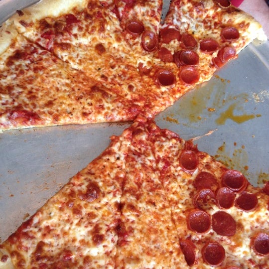 Foto diambil di Frankie&#39;s Pizza &amp; Pasta oleh Anita G. pada 5/18/2012
