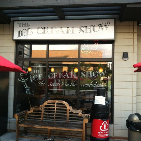 รูปภาพถ่ายที่ The Ice Cream Show โดย Lee S. เมื่อ 8/17/2012