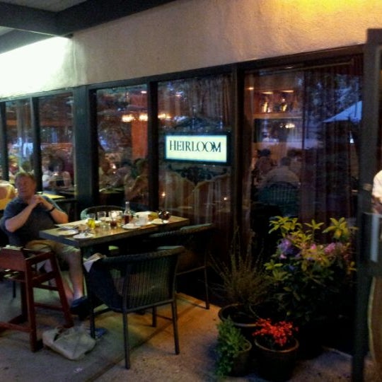 Foto tomada en Heirloom Restaurant  por Leanne R. el 5/28/2012