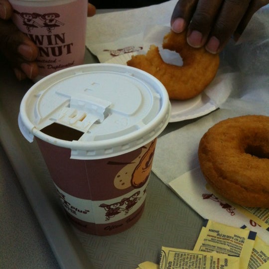 Foto tomada en Twin Donut  por Joanna A. el 2/26/2012